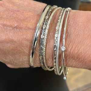 Bangle bracelet (6). Costume jewelry